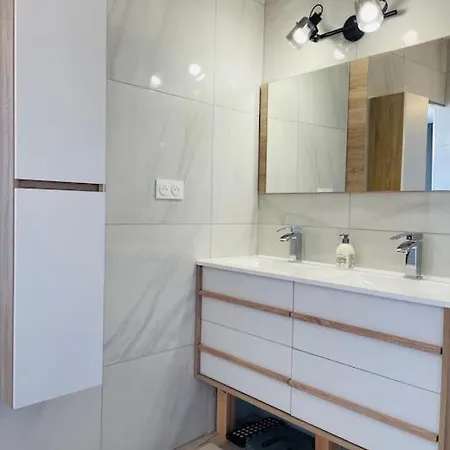 Hébergement de vacances Agreable Maison De Village Avec Balcon Roiffieux