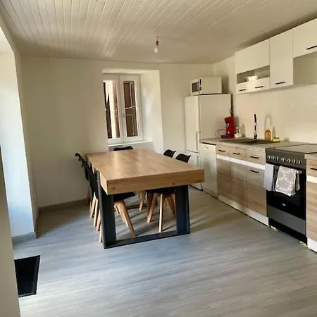 Hébergement de vacances Agreable Maison De Village Avec Balcon Roiffieux